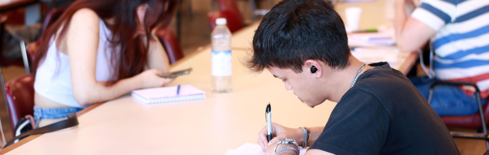Estudiante en la biblioteca de Puan.