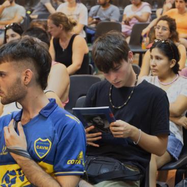 Estudiantes en el aula 324 de la sede Puan. 