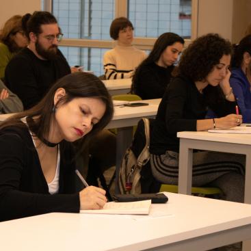 Estudiantes escribiendo. 