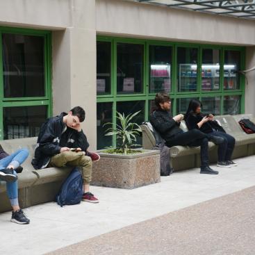 Estudiantes en el patio de Puan. 