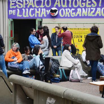 Estudiantes en el patio de Puan. 