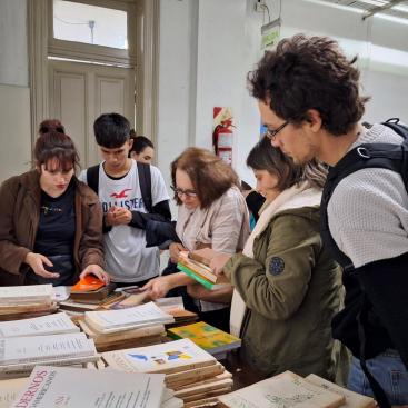 Suelta de libros en la sede 25 de Mayo. 