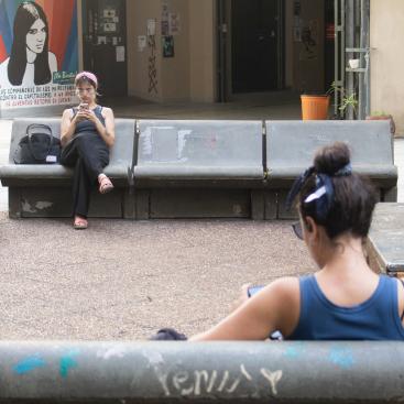 Estudiantes en el patio de Puan. 