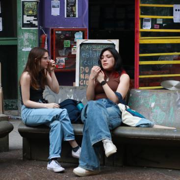 Estudiantes en el patio de Puan. 