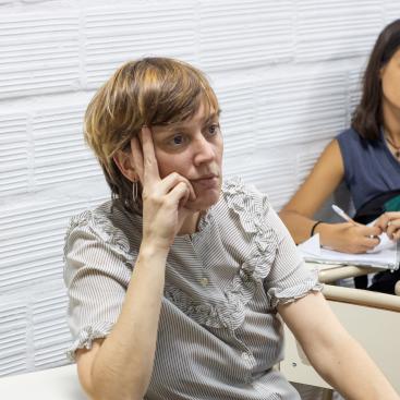 Dos estudiantes concentradas en clase. 