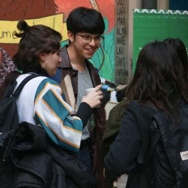 Estudiantes en el patio de Puan. 