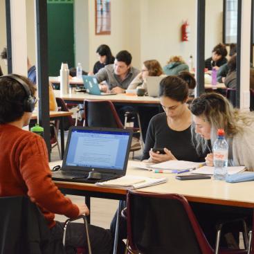 Estudiantes charlando en la biblioteca