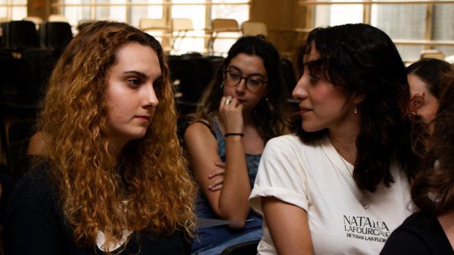 Tres estudiantes en la sede Puan. 