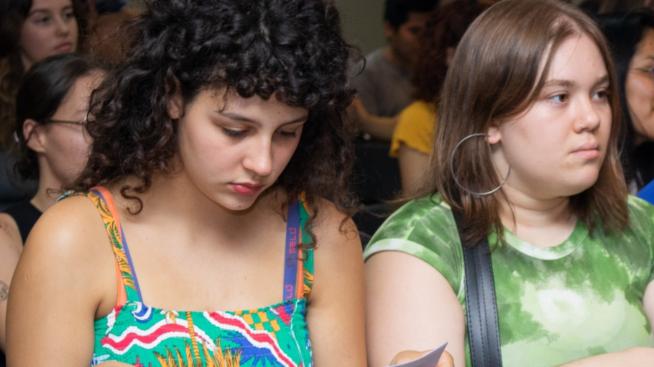 Dos estudiantes en la sede Puan.