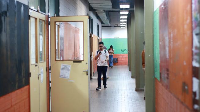 Un estudiante recorre los pasillos de la sede Puan.