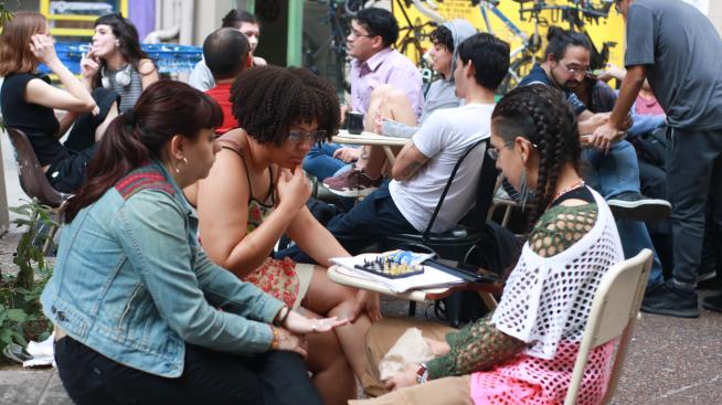Estudiantes jugando ajedrez.