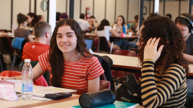 Estudiantes charlando en la biblioteca
