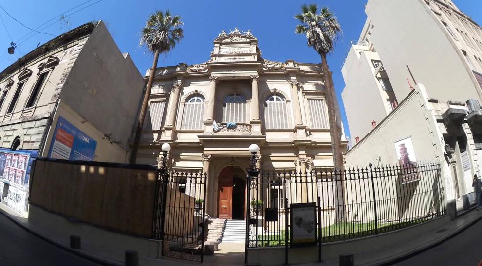 Fachada del Museo Etnográfico "Juan B. Ambrosetti". 