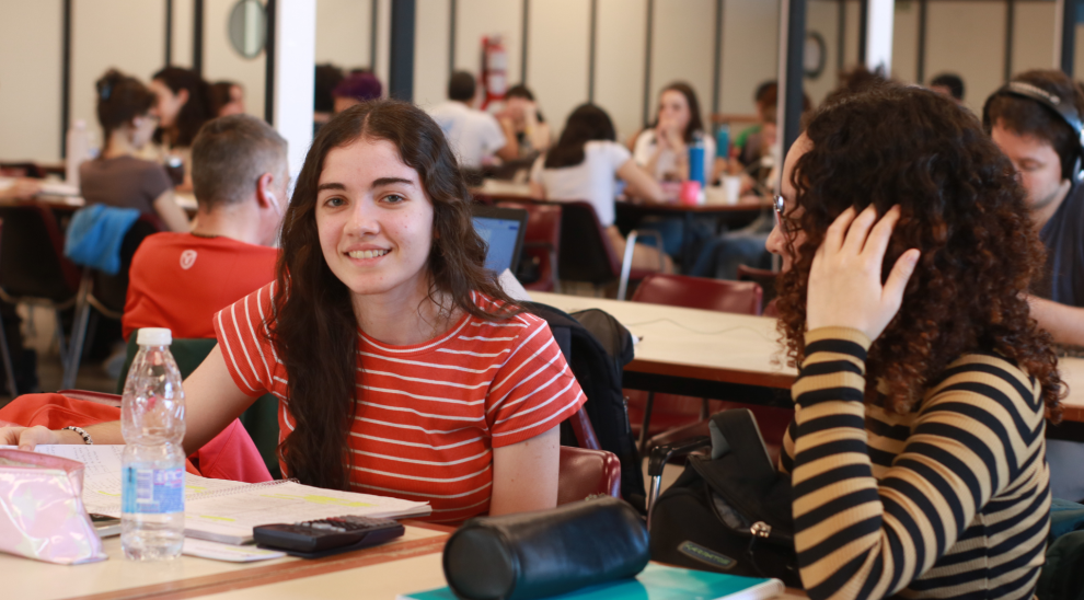 Estudiantes charlando en la biblioteca