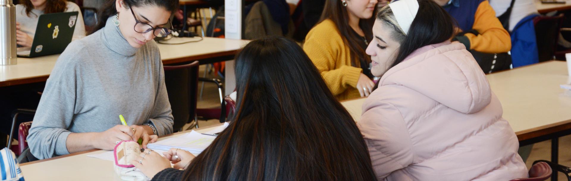 Estudiantes en la Biblioteca de Puan. 