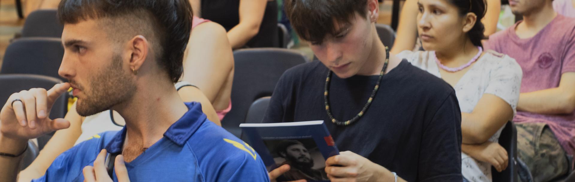 Estudiantes en el aula 324 de la sede Puan. 