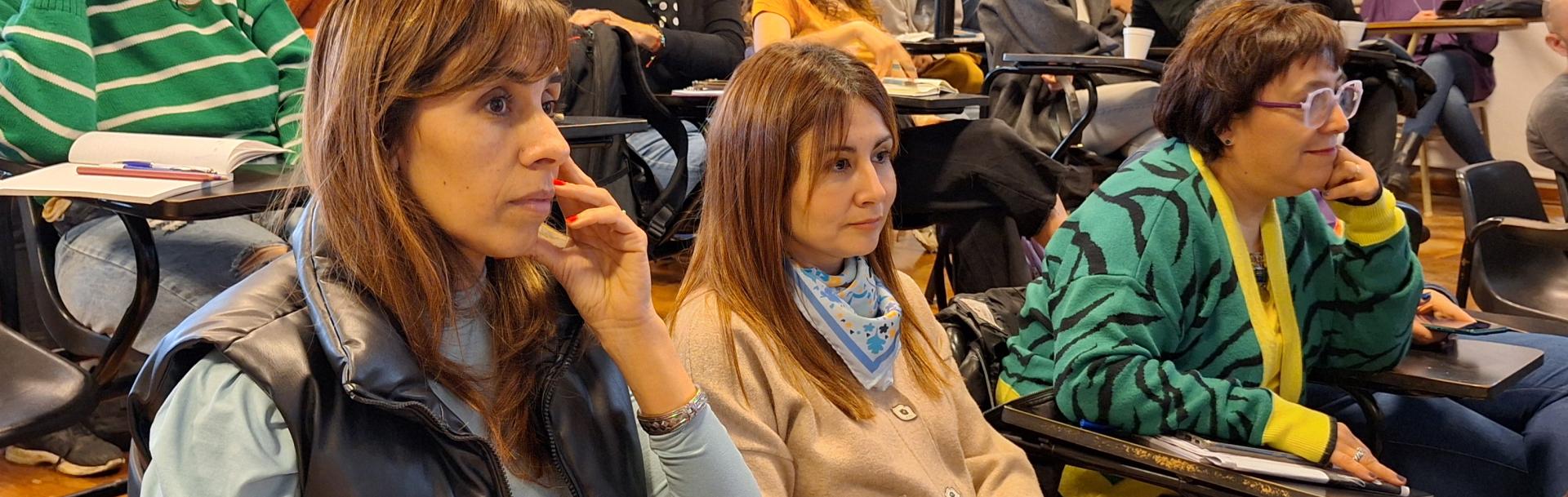 Tres mujeres en el aula 324 de la sede Puan. 