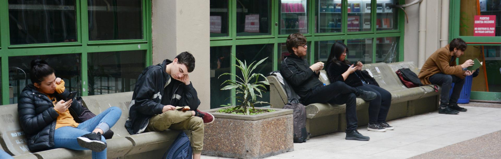 Estudiantes en el patio de Puan. 