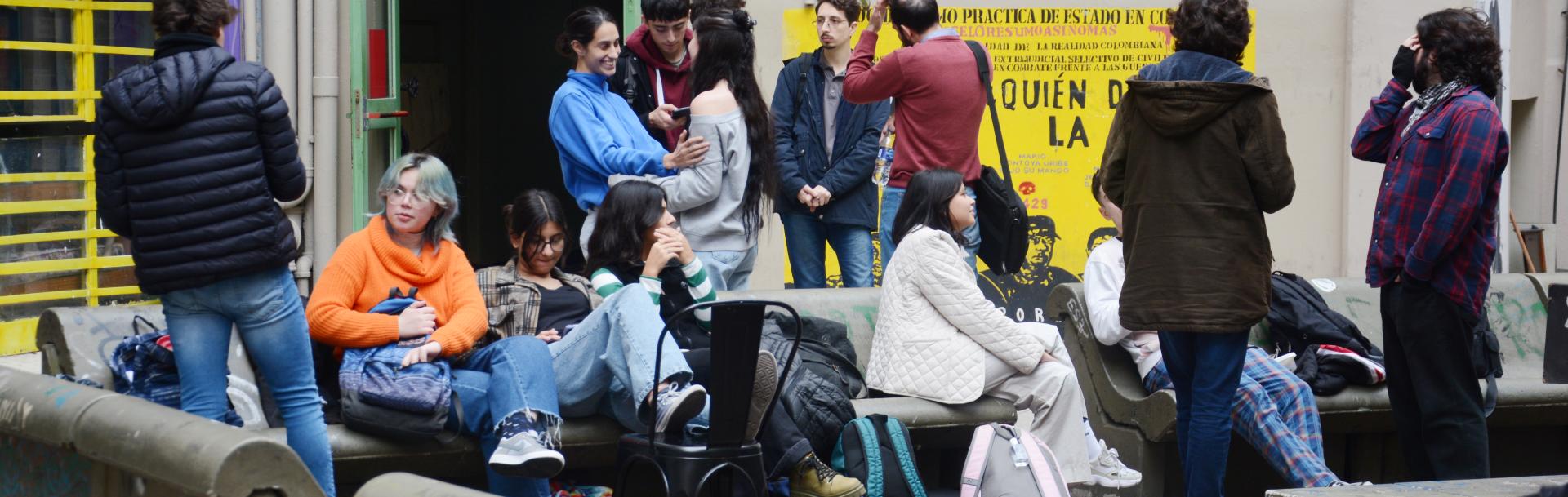 Estudiantes en el patio de Puan. 