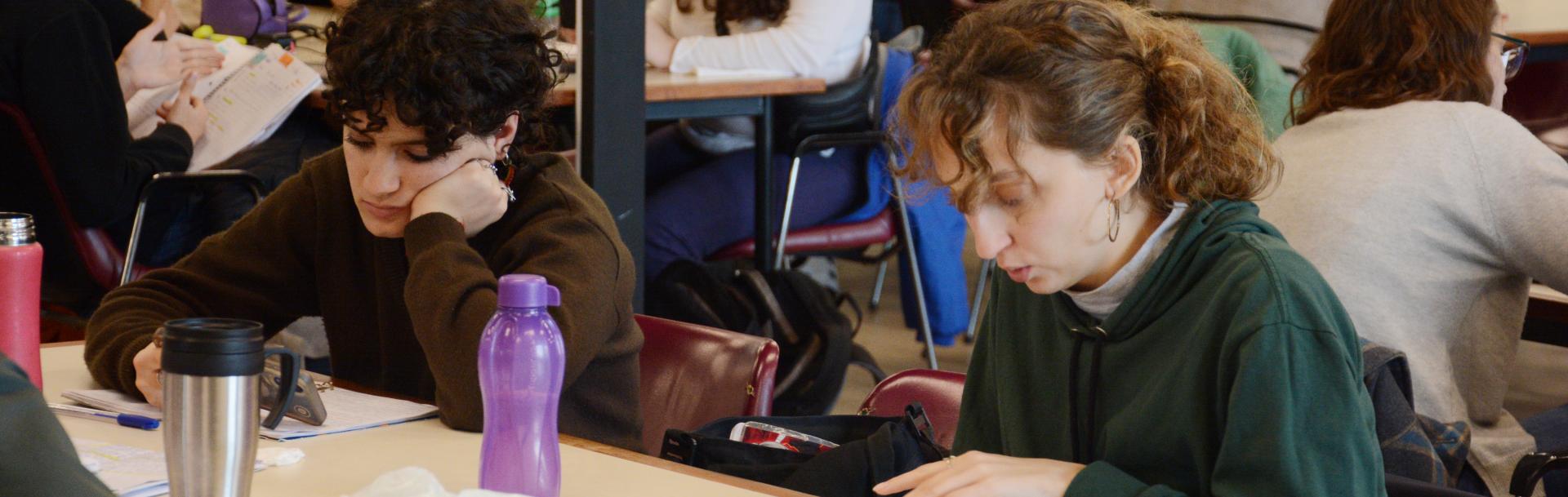 Estudiantes en la biblioteca de Puan. 