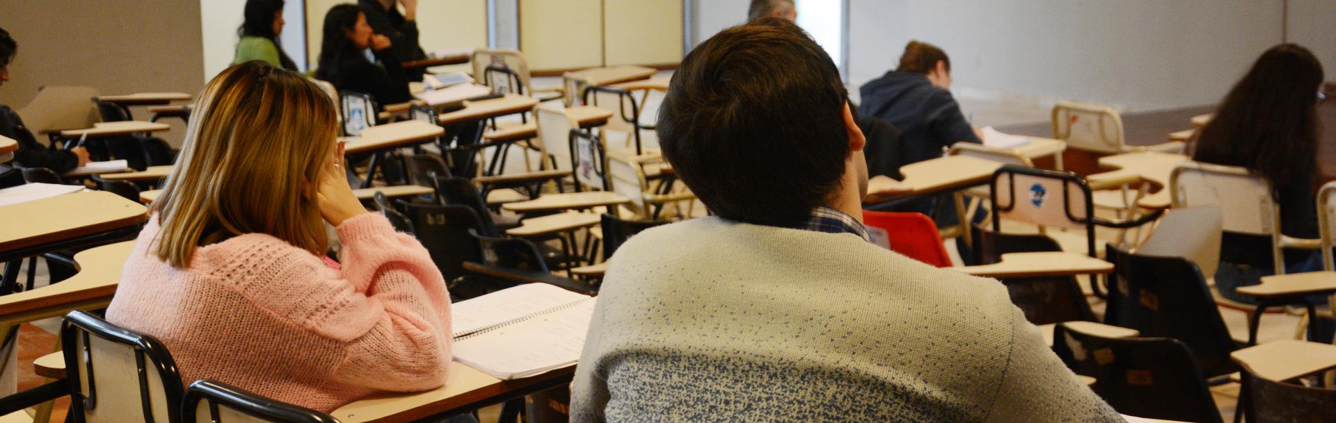 Estudiantes en clase en la sede Puan. 