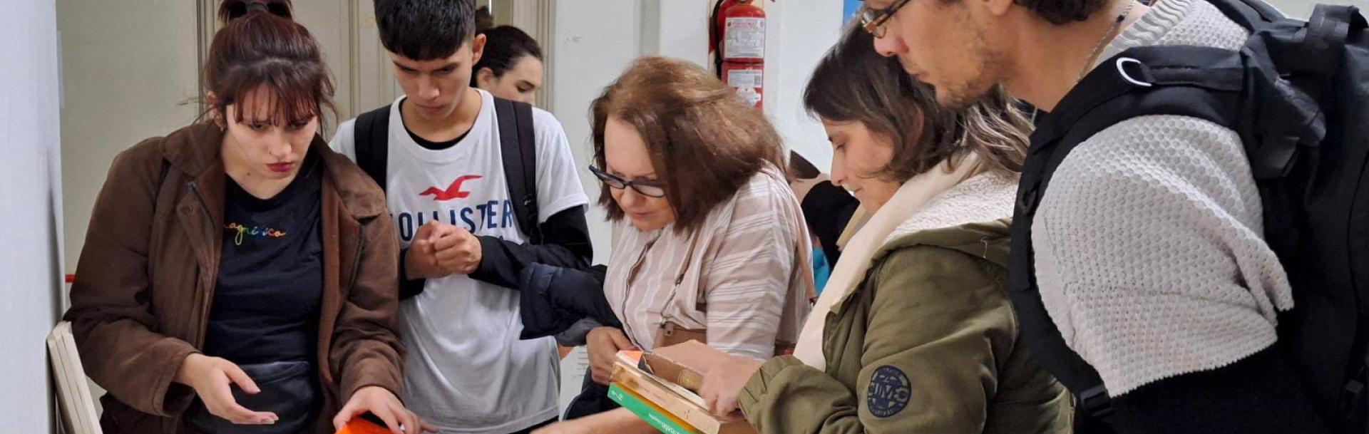 Suelta de libros en la sede 25 de Mayo. 