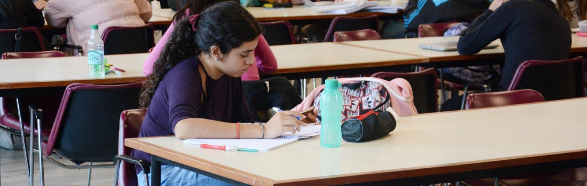 Estudiante en la Biblioteca de Puan. 