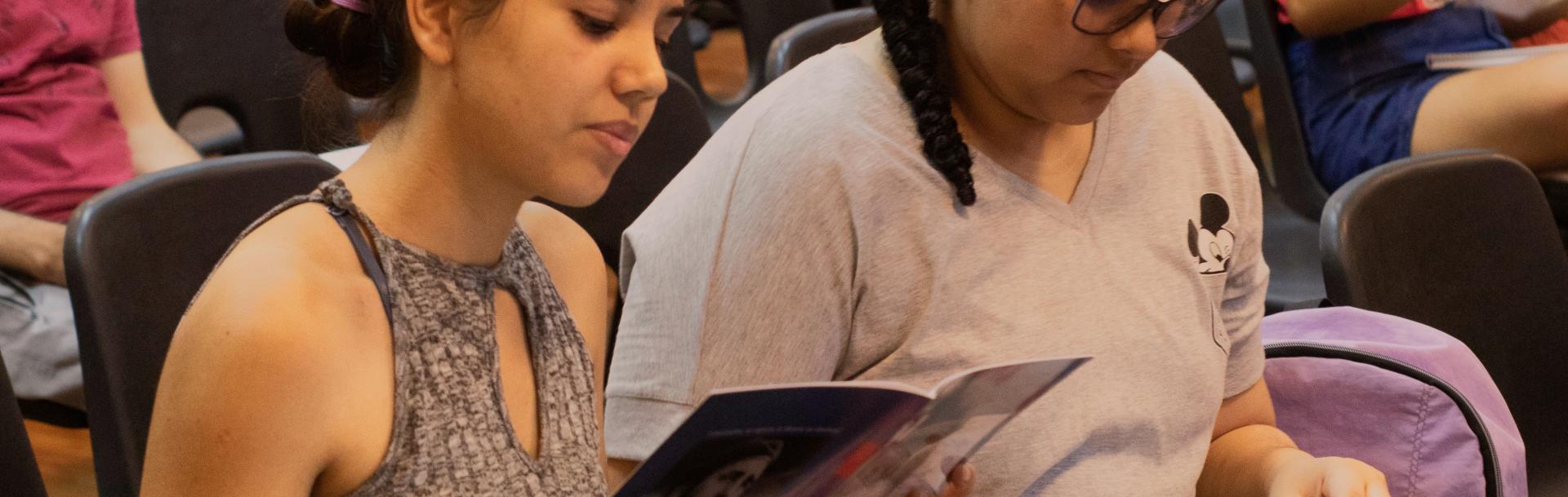 Chicas leyendo