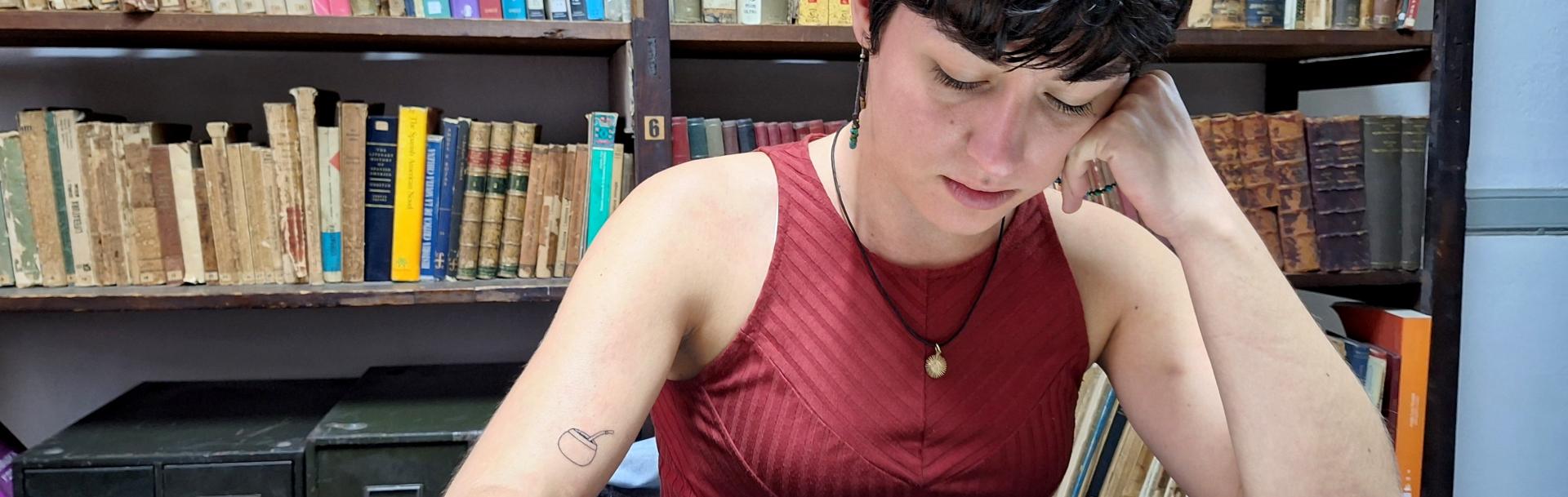 Estudiante leyendo en un Instituto de Investigación de Filo.