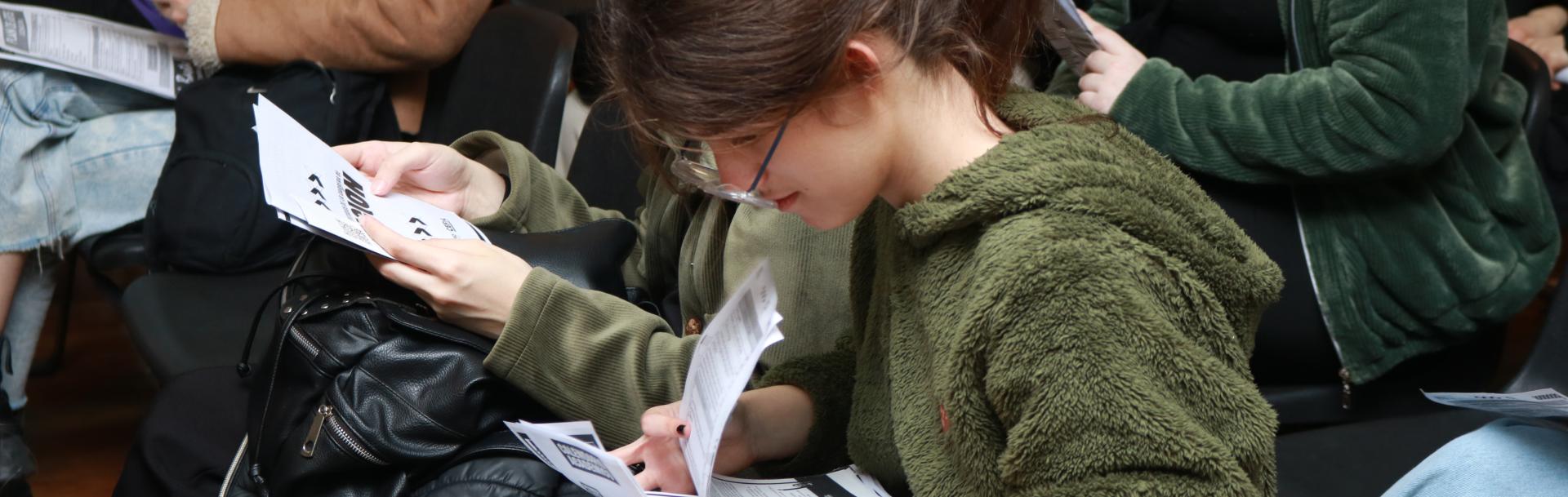 Estudiante leyendo. 