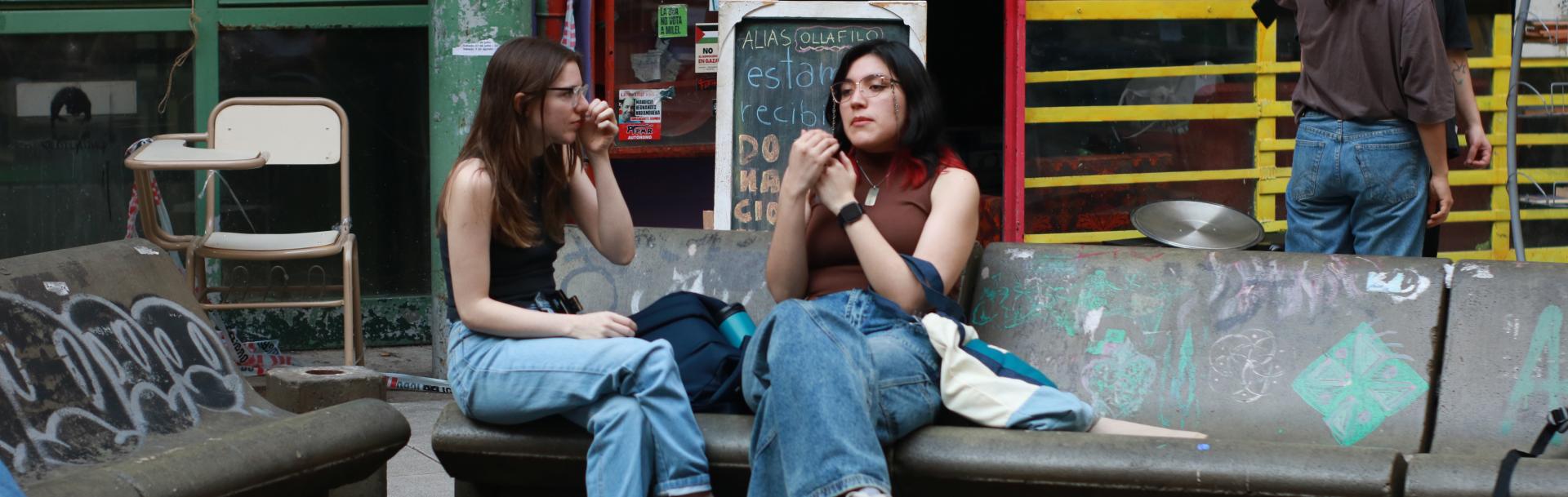 Estudiantes en el patio de Puan. 