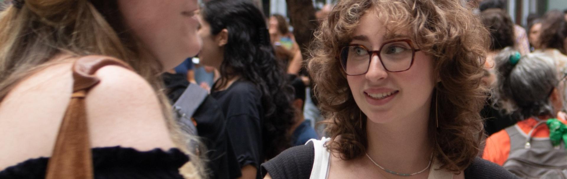 Estudiantes en el patio de Puan. 