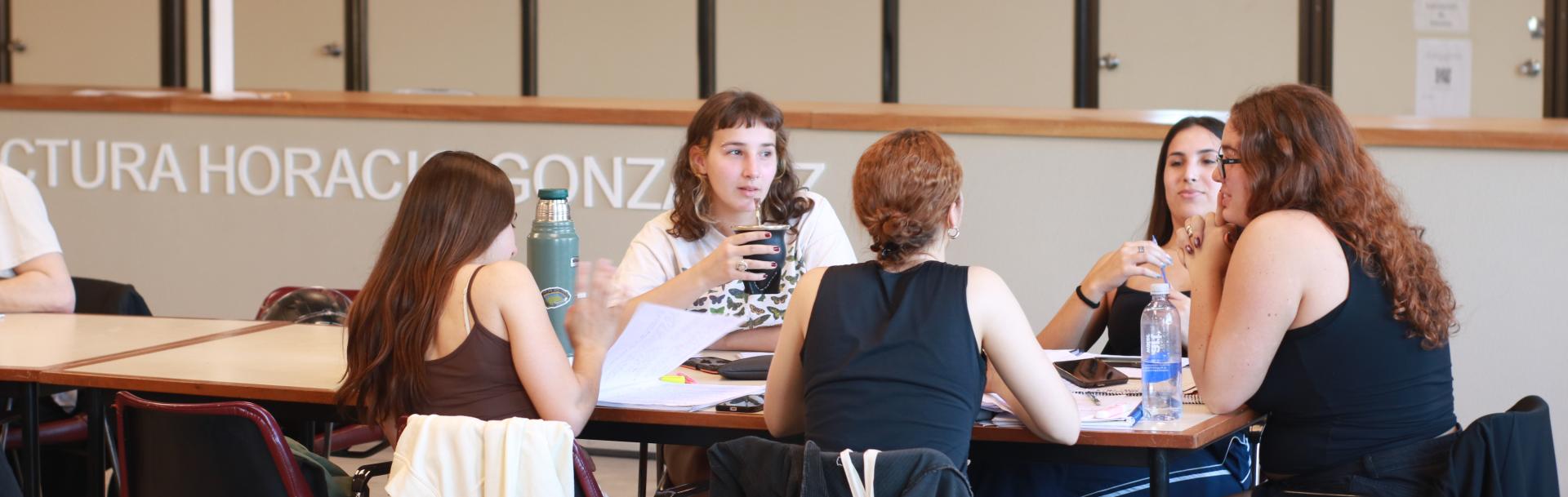 Estudiantes en Puan.