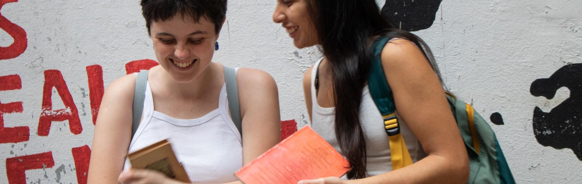 Estudiantes leyendo y riéndose