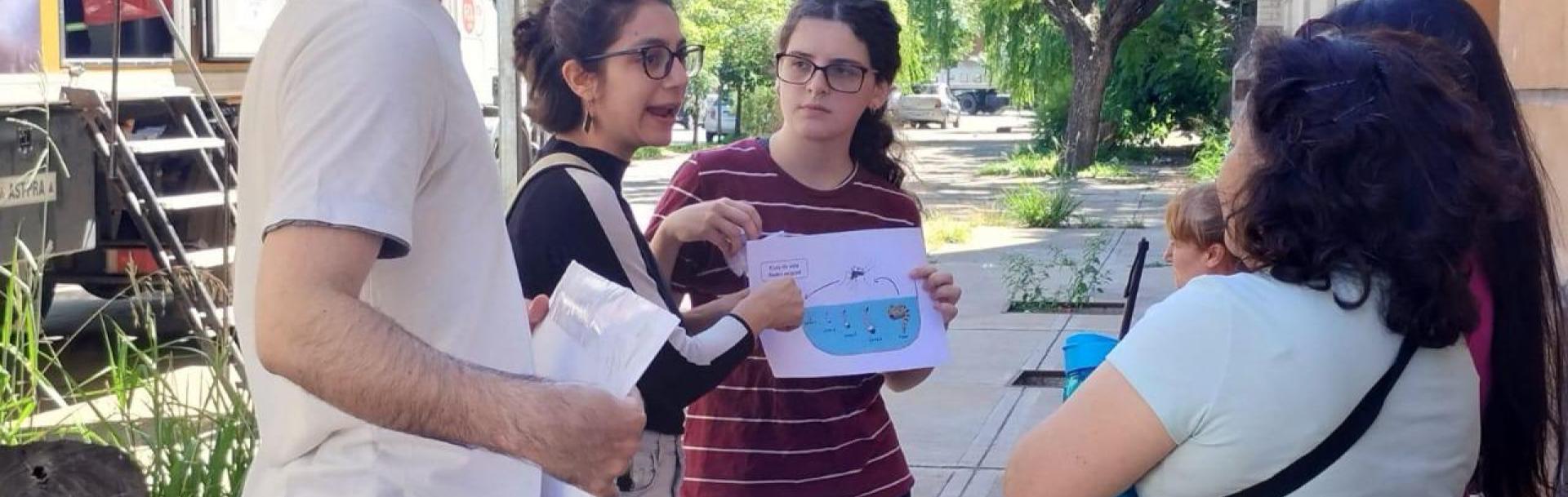 Imagen de personas concientizando sobre el dengue