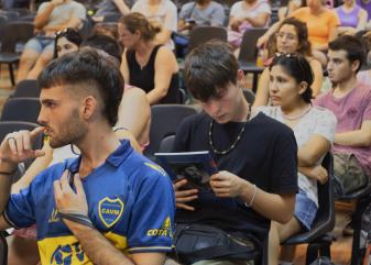 Estudiantes en el aula 324 de la sede Puan. 