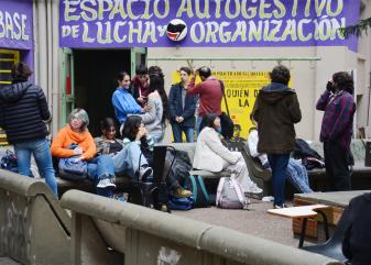 Estudiantes en el patio de Puan. 