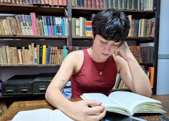 Estudiante leyendo en un Instituto de Investigación de Filo. 