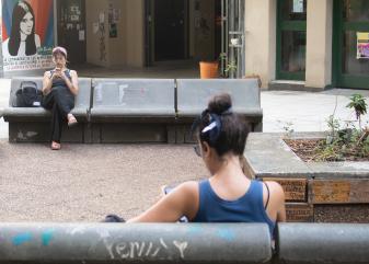 Estudiantes en el patio de Puan. 