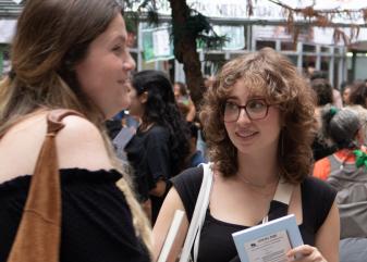 Estudiantes en el patio de Puan. 