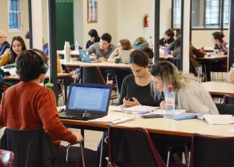Estudiantes charlando en la biblioteca