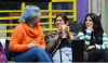 Tres jóvenes conversan sonrientes en un banco del patio de Puan. 