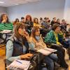 Tres mujeres en el aula 324 de la sede Puan. 