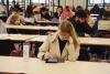 Una estudiante lee concentrada en la biblioteca de Puan. 